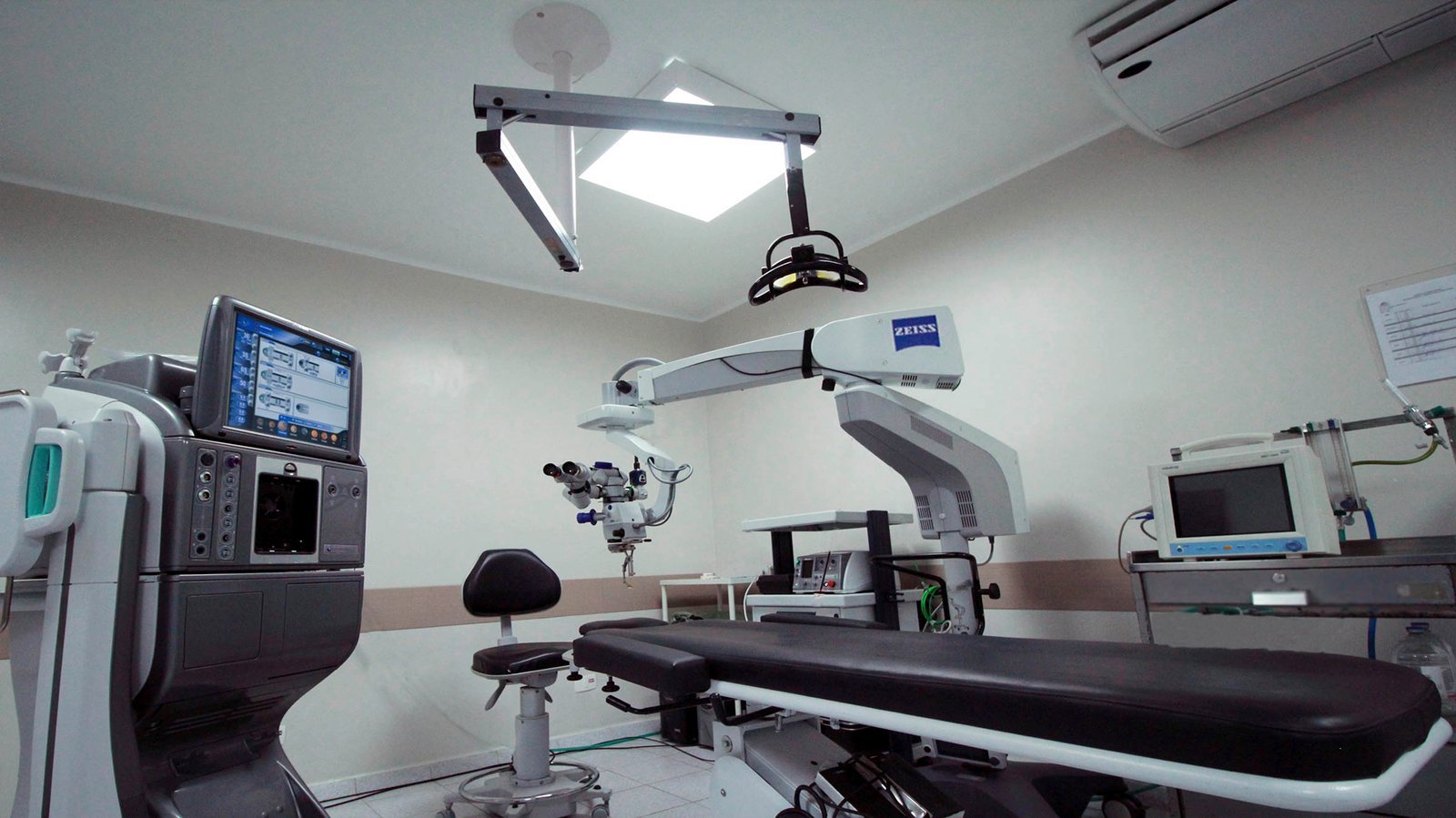 Sala preparada para cirurgia de vitrectomia