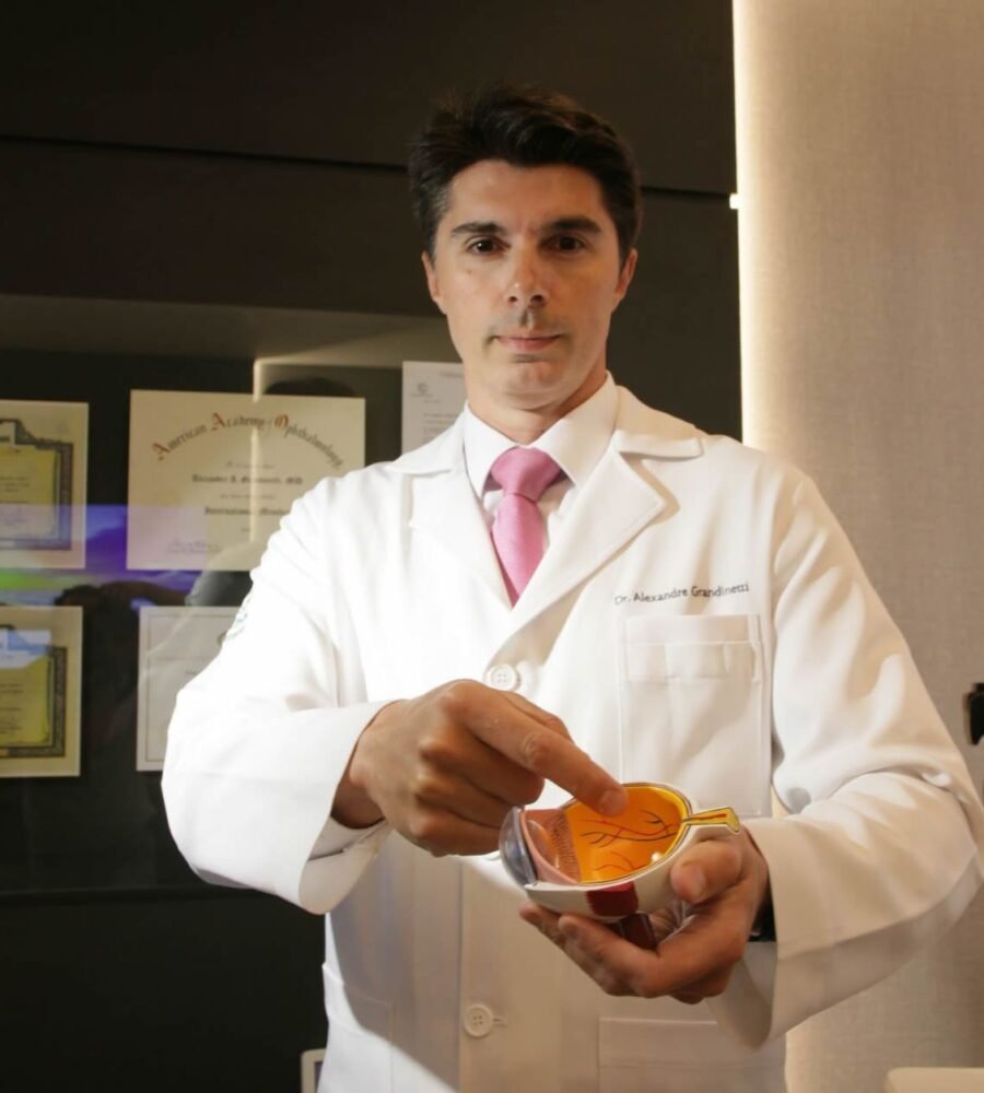 Dr. Alexandre Grandinetti, oftalmologista especialista em retina e catarata, em seu consultório em Curitiba