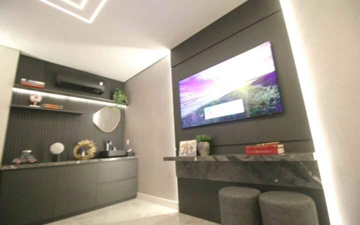 Área de espera com poltronas e iluminação natural