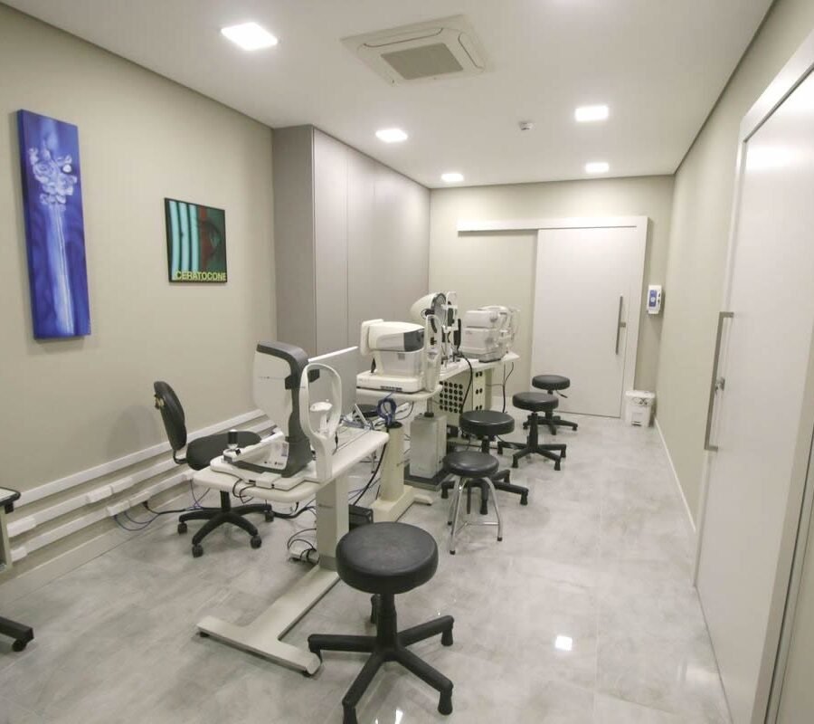 Sala de exames do consultório, onde é feita a avaliação para cirurgia de catarata