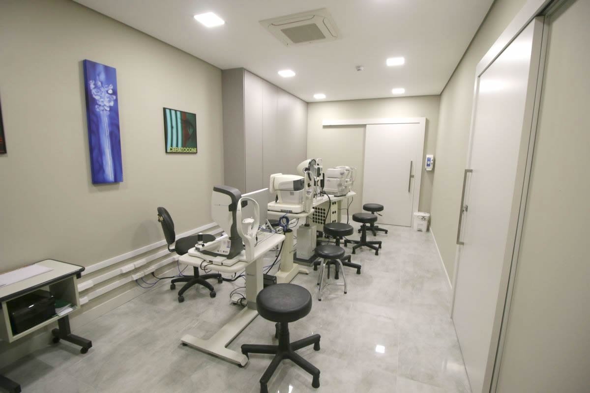 Sala de exames do consultório de retina em Curitiba