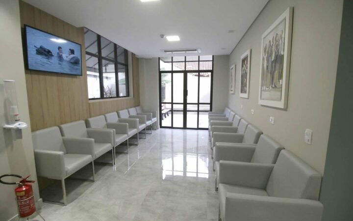 Equipamento de exame oftalmológico com apoio de queixo e testa