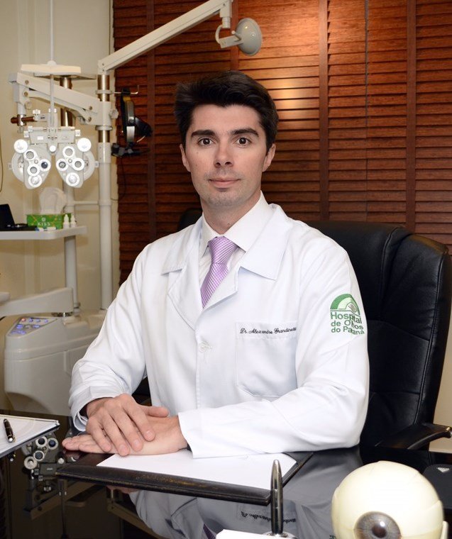 Dr. Alexandre Grandinetti no consultório de oftalmologia, no Batel, em Curitiba