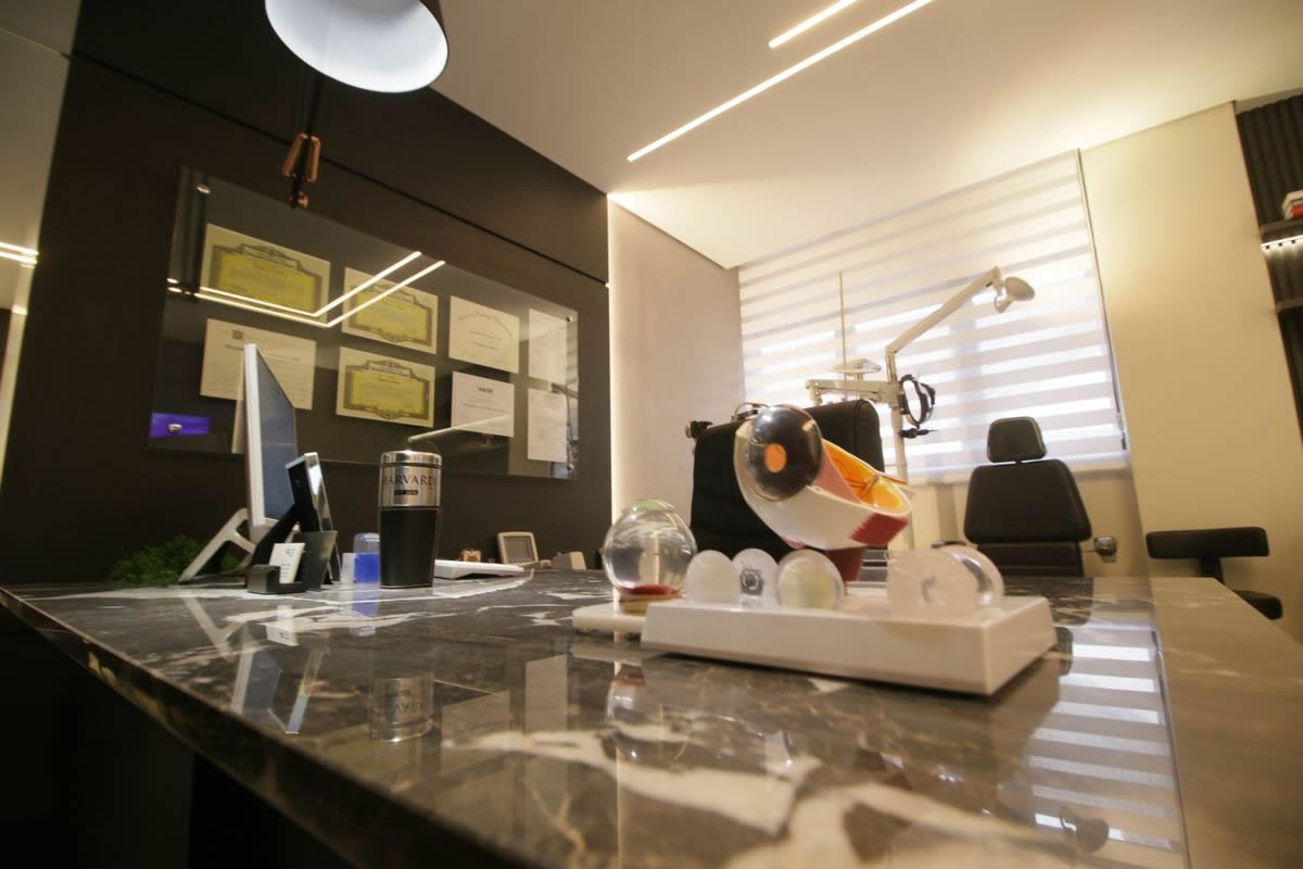 Recepção do consultório, no Batel, em Curitiba