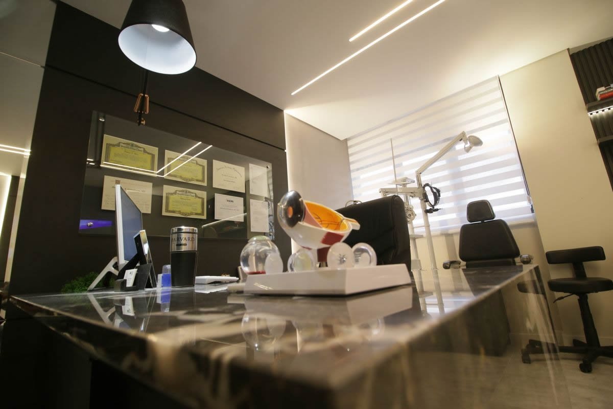 Ambiente interno do consultório, com balcão de atendimento e área de espera